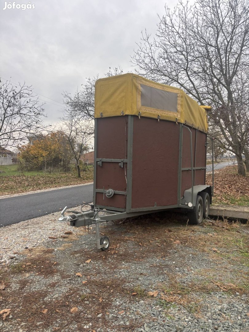 Kettes Lószállitó