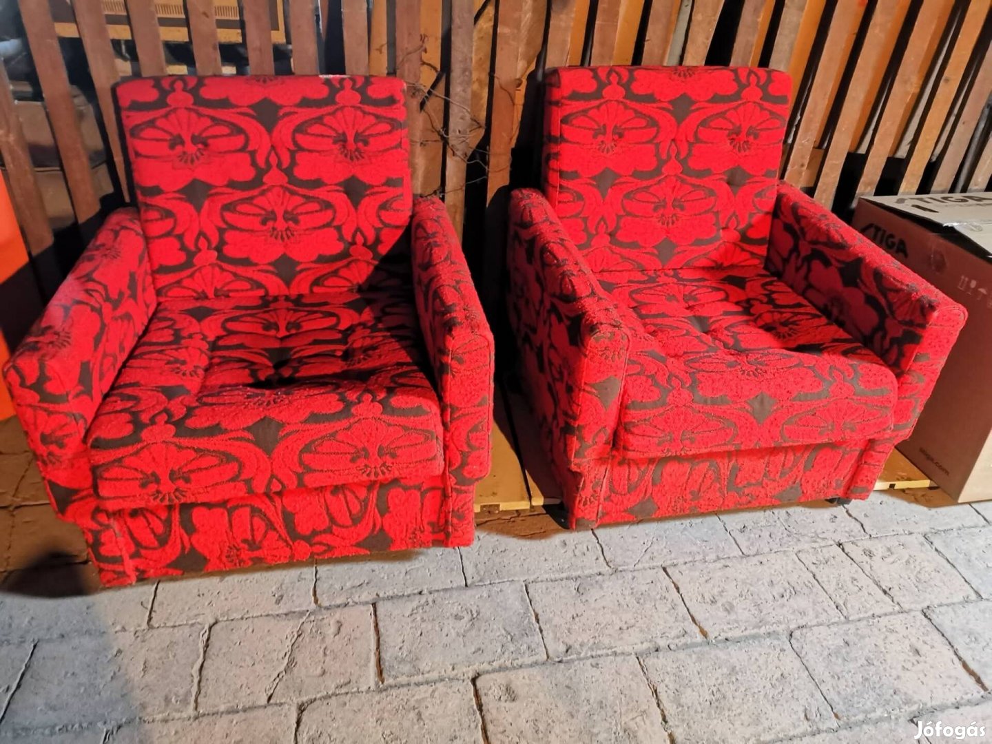 Kettő darab fotel újszerű állapotban Eladó. 