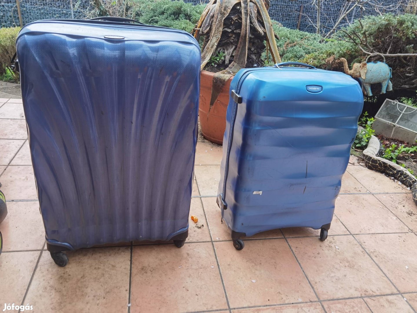 Kettő darab kék samsonite bőrönd táska 