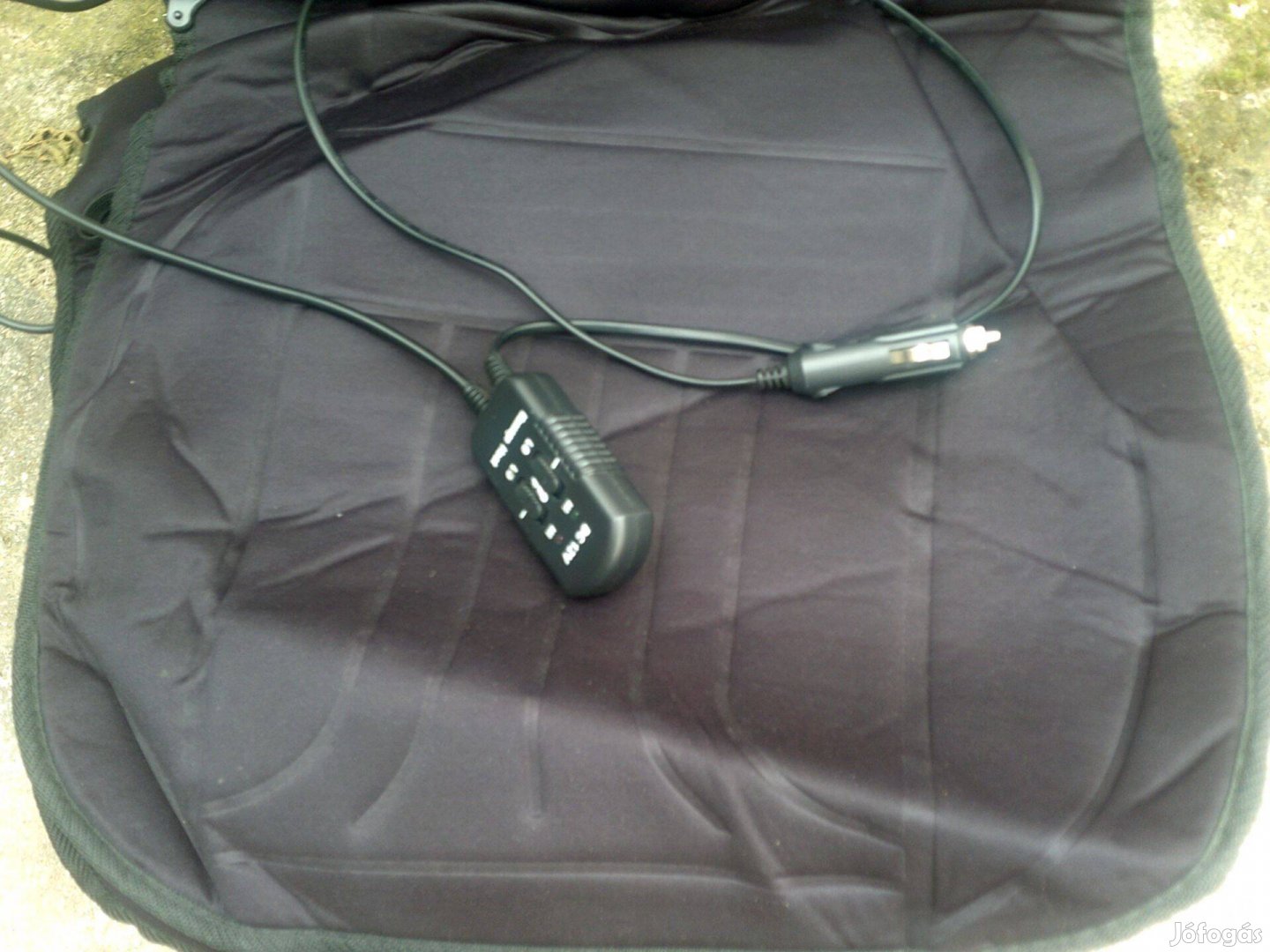 Kettő darab van,szivargyújtó csatlakozással