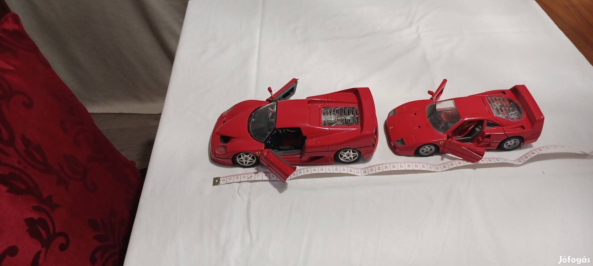 Kettö kulönbözö Ferrari modell