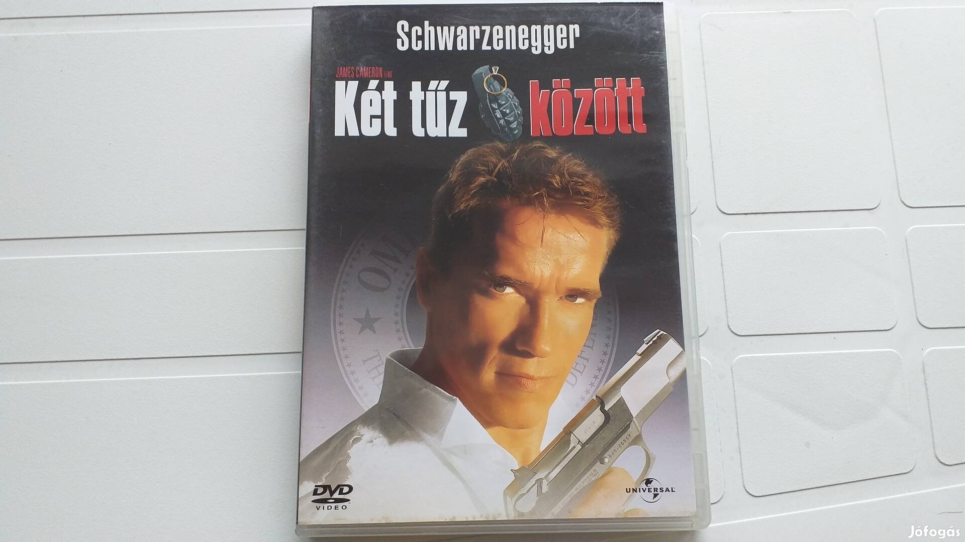 Kéttűz közőtt akciófilm DVD-Arnold Schwarzenegger