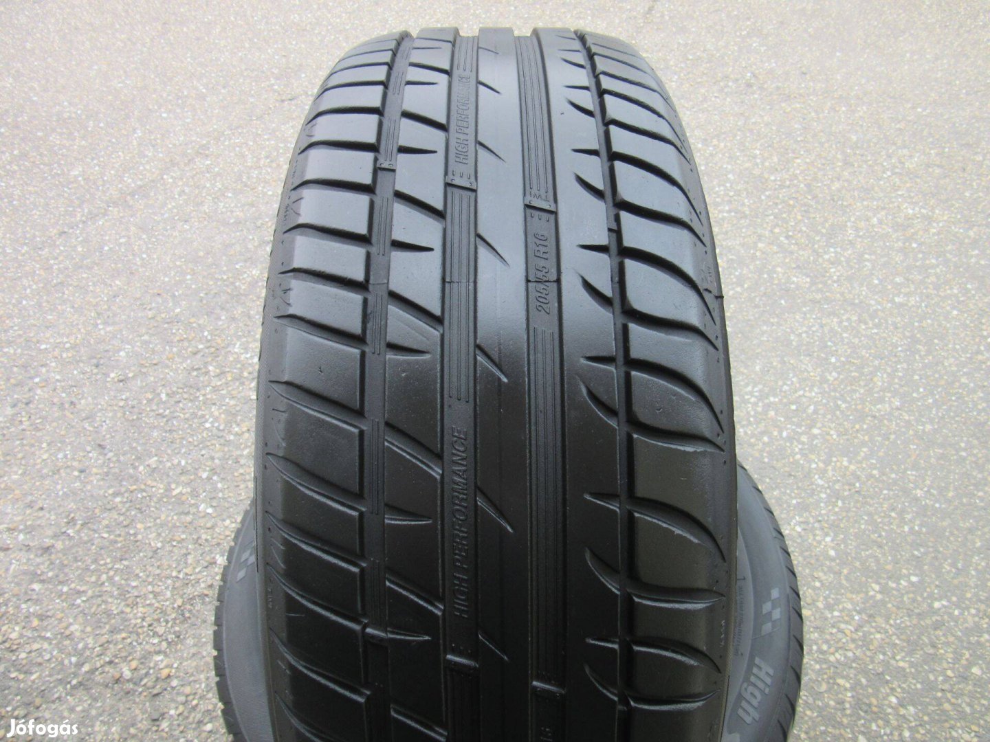 Keveset futott 205/55 R16 nyári gumi eladó