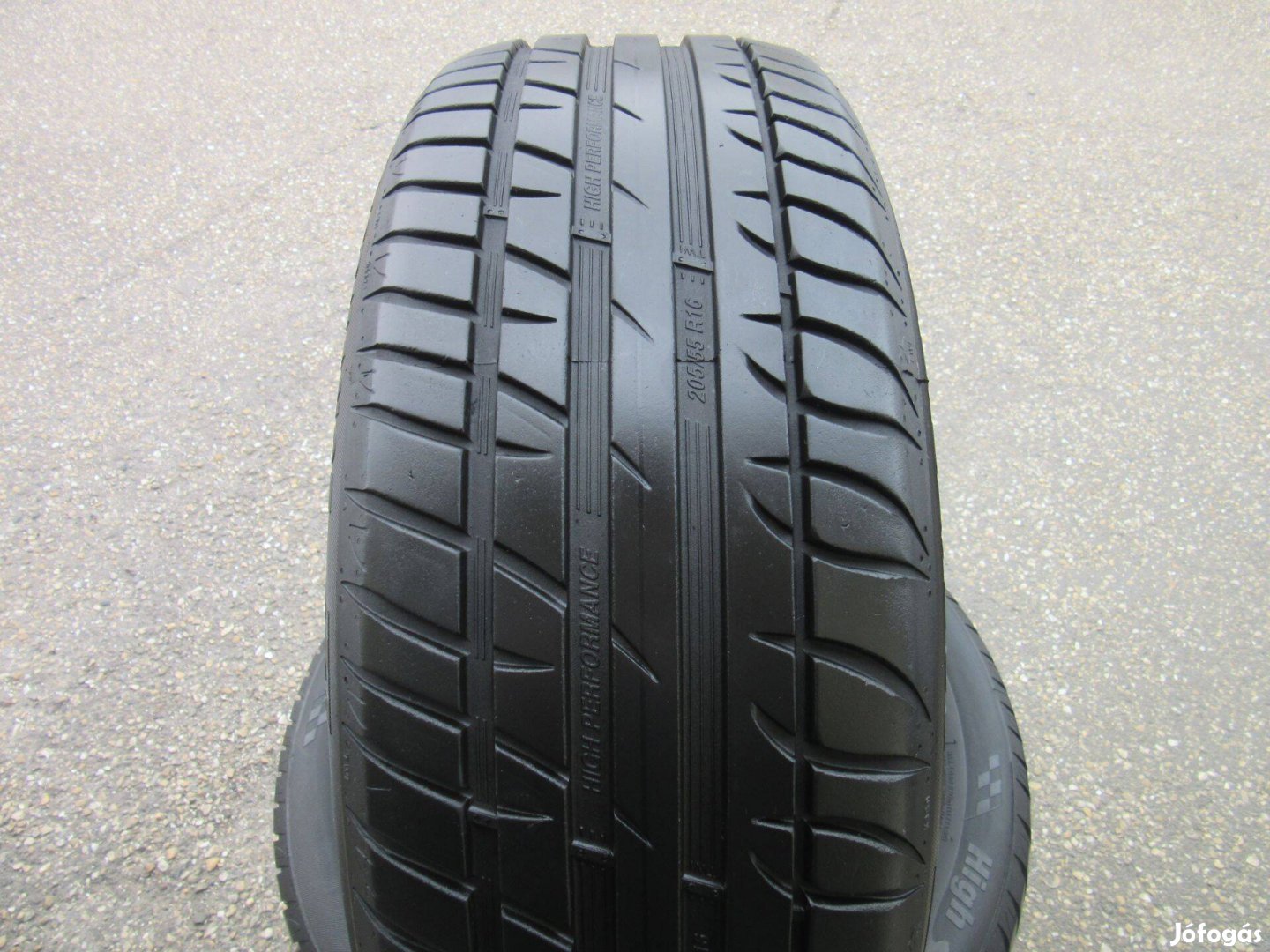 Keveset futott 205/55 R16 nyári gumi eladó