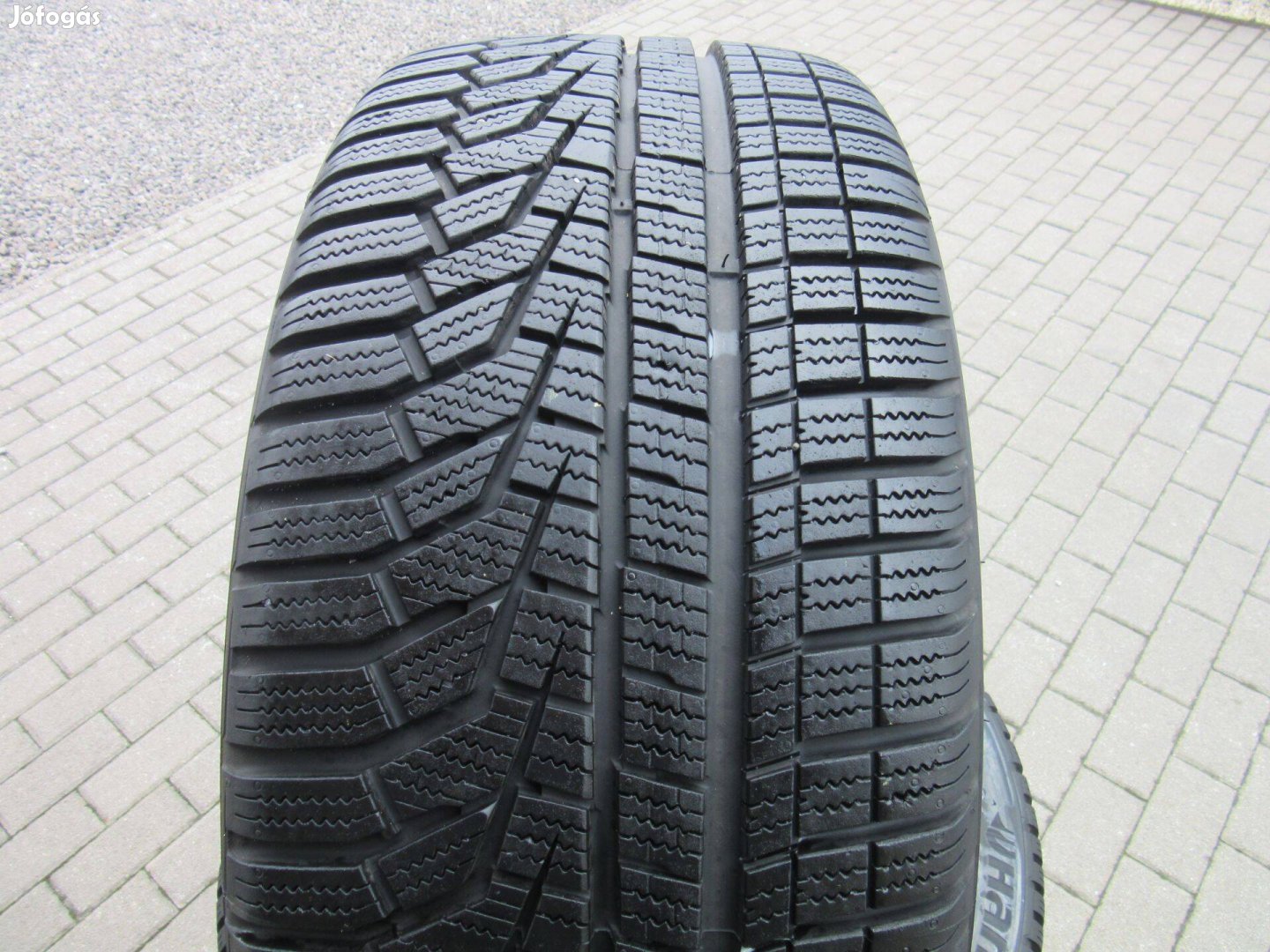 Keveset futott Hankook 225/40 R18 téli gumi eladó