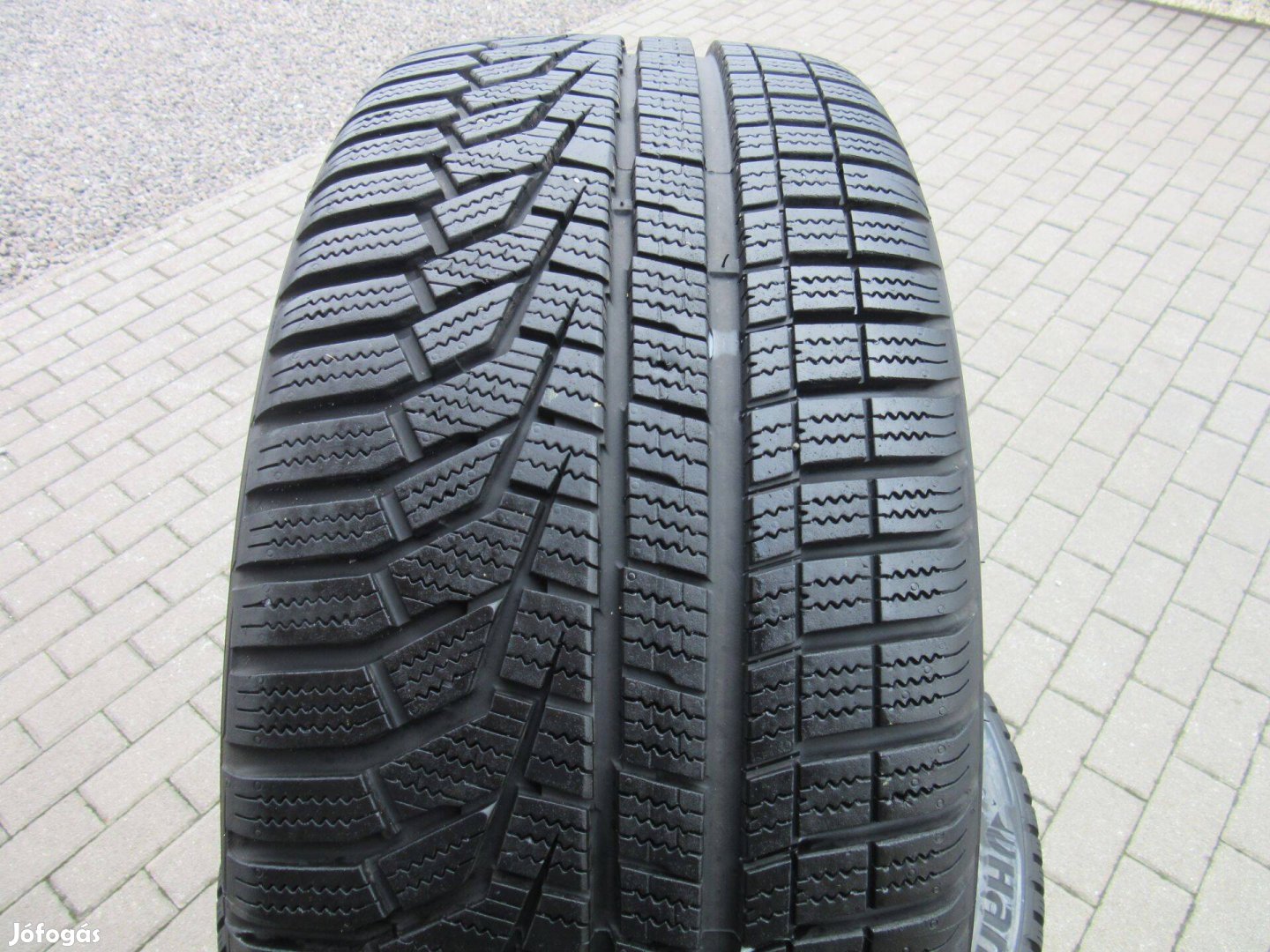 Keveset futott Hankook 225/40 R18 téli gumi eladó