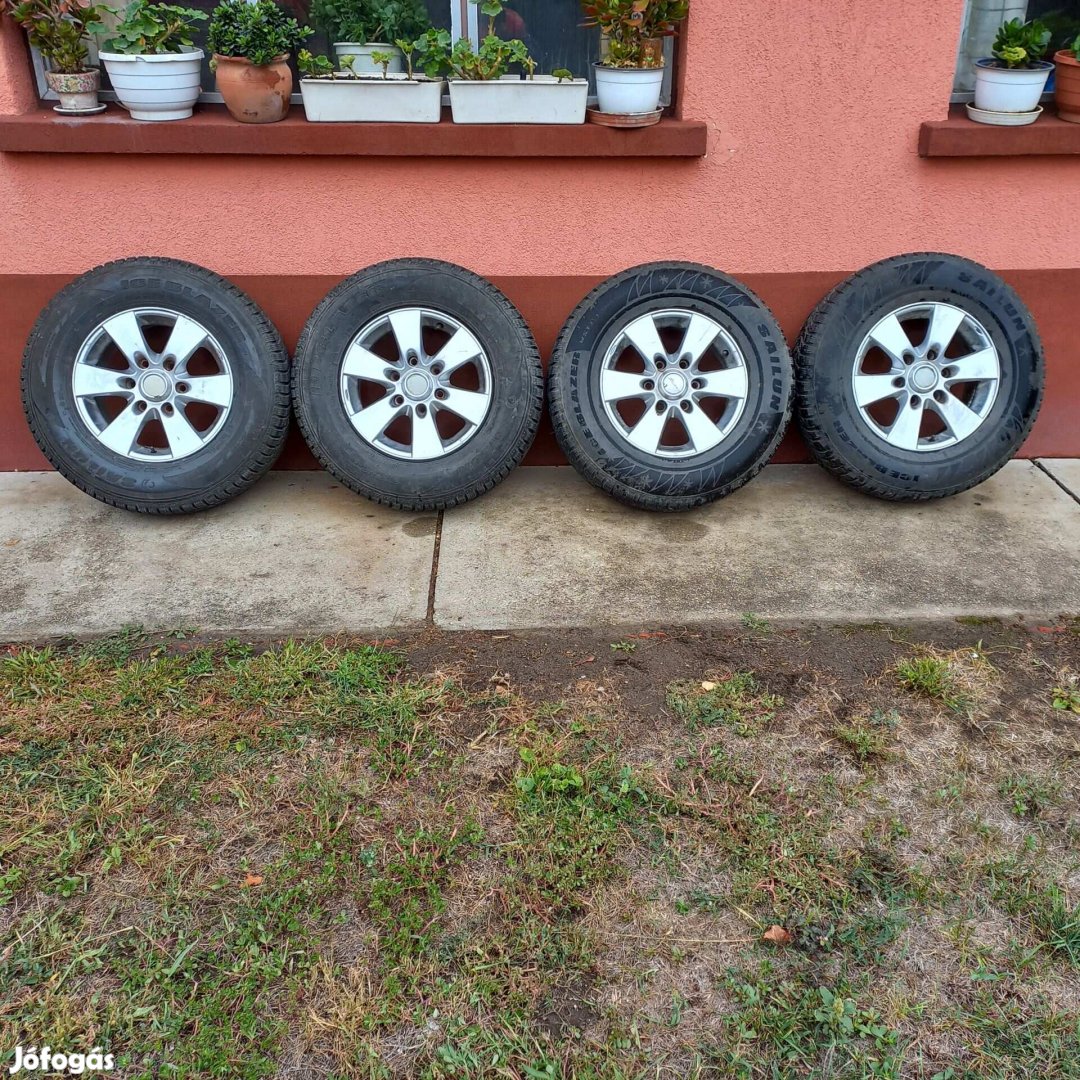 Keveset használt 4db alufelni téli köpennyel eladó 245/70 R16 107T