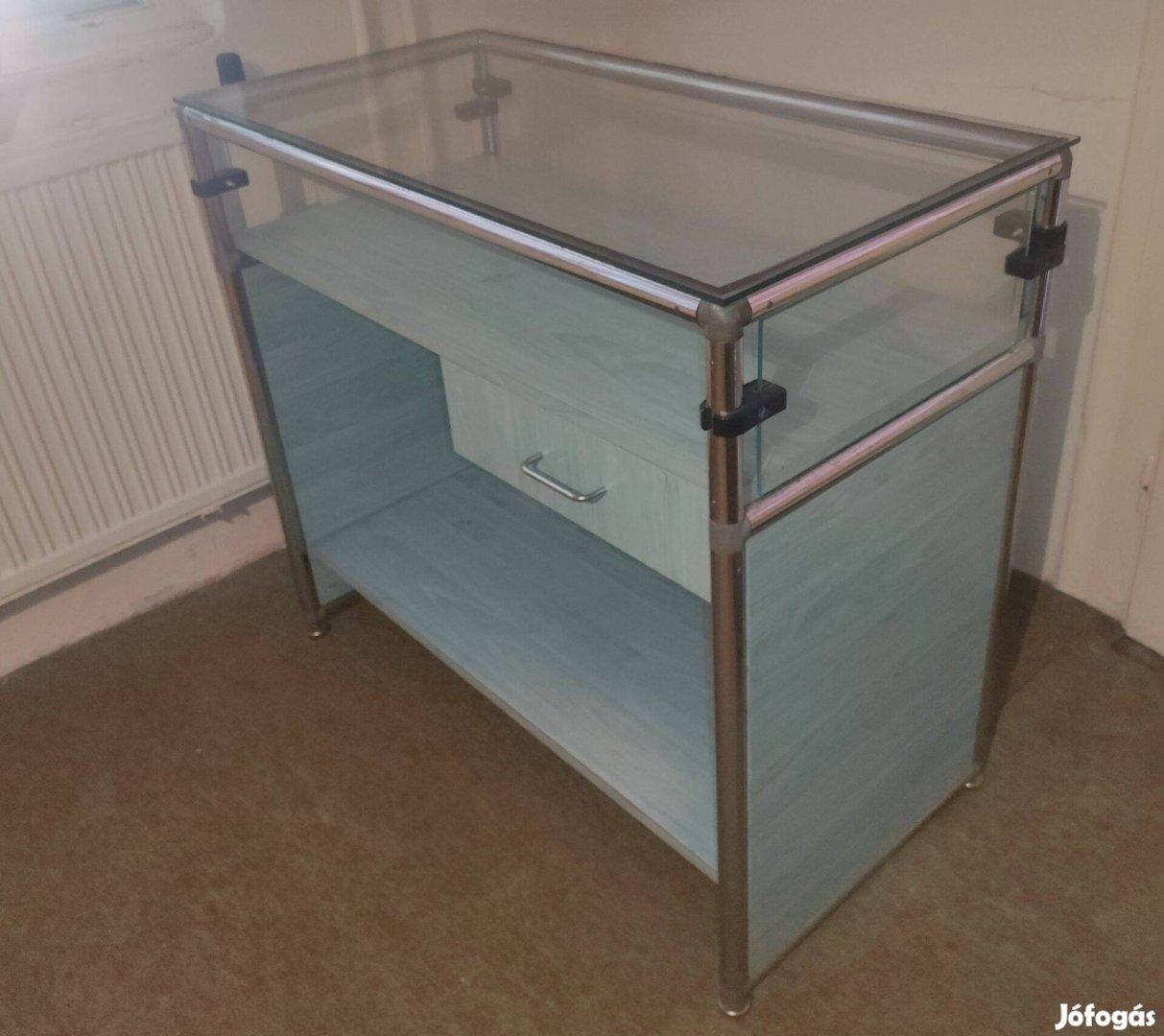 Keveset használt, masszív bolti pult