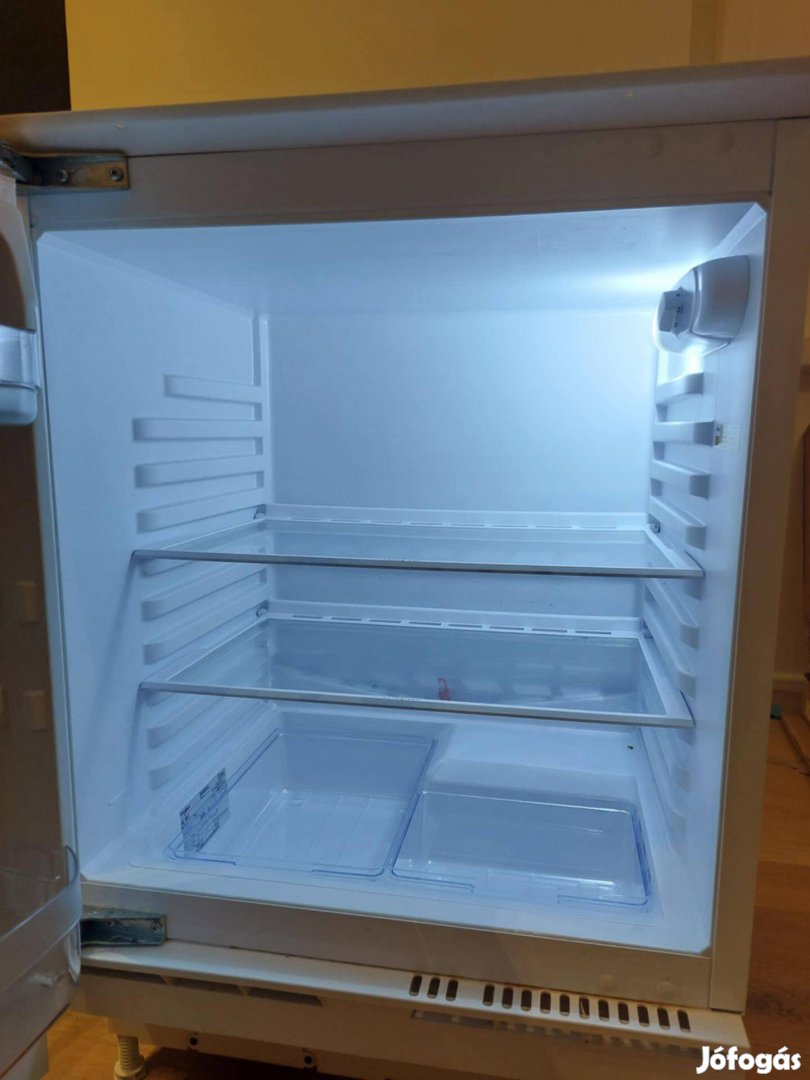 Keveset használt beépíthető 144 literes Whirlpool hűtő