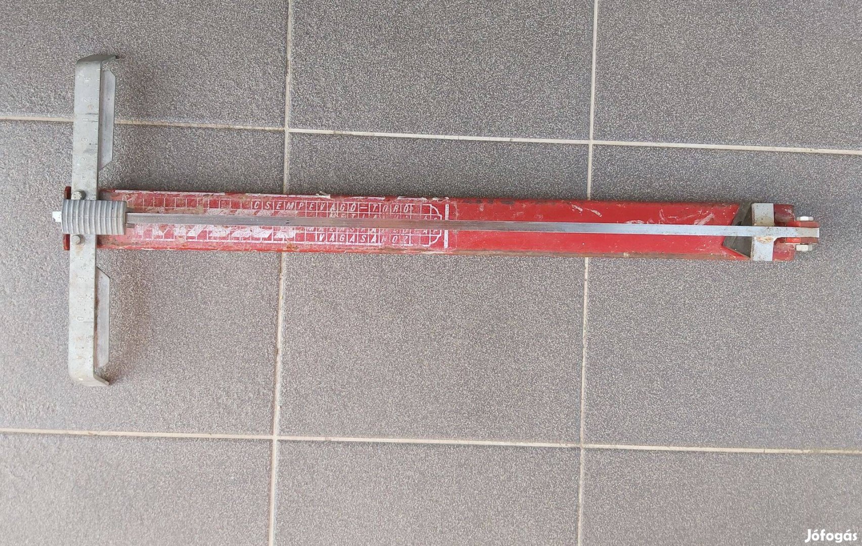 Kézi csempevágó, 75 cm Masszív fémvázas kézi csempevágó eladó, amelye