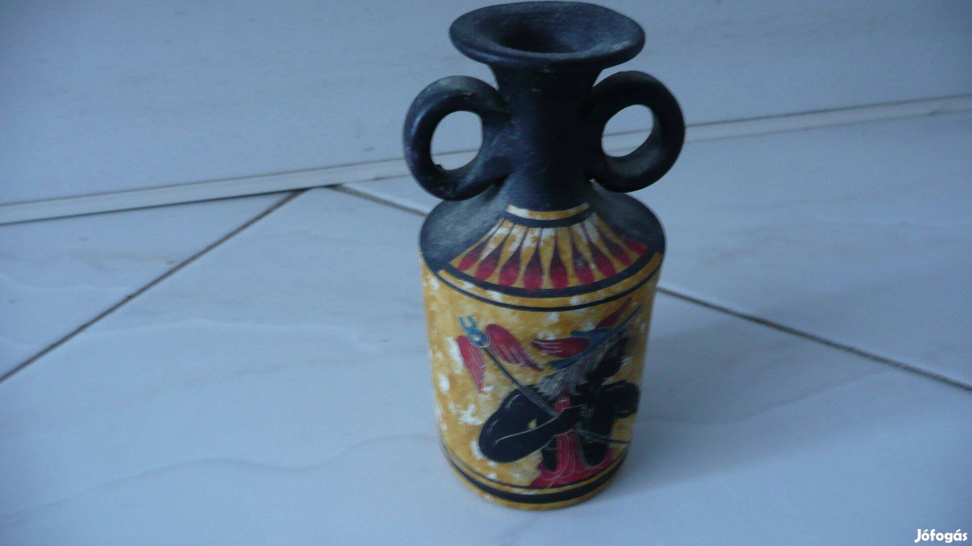 Kézi festésű kis görög vázácska mitológiai motívumokkal