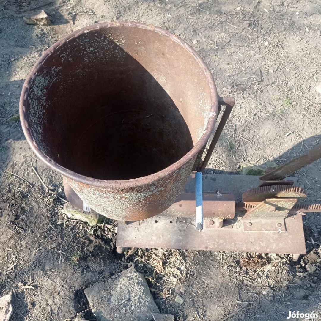 Kézi hajtású retro tömőgép Kiskunfélegyházán - felújításra