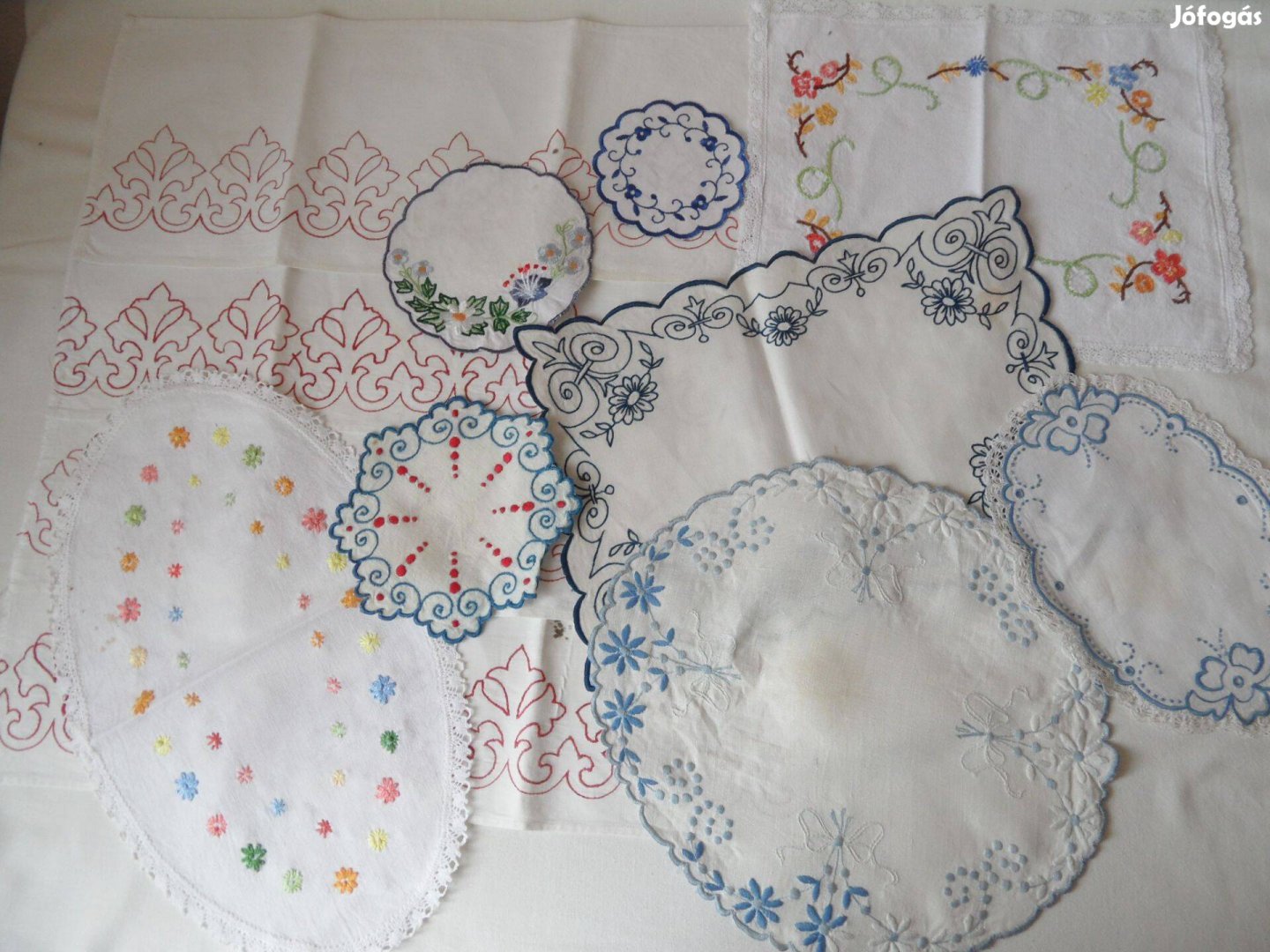 Kézi hímzésű régi terítők, polccsíkok kreatív célra 12 db.