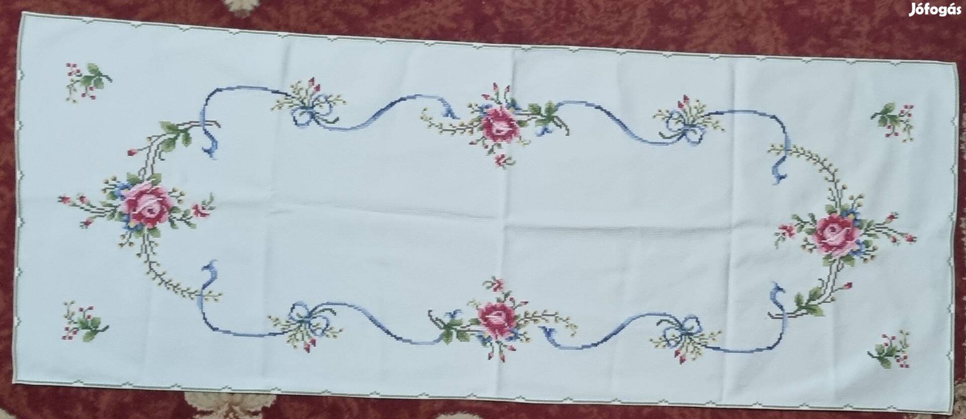 Kézi kereszthímzésű rózsás terítő 105x40 cm