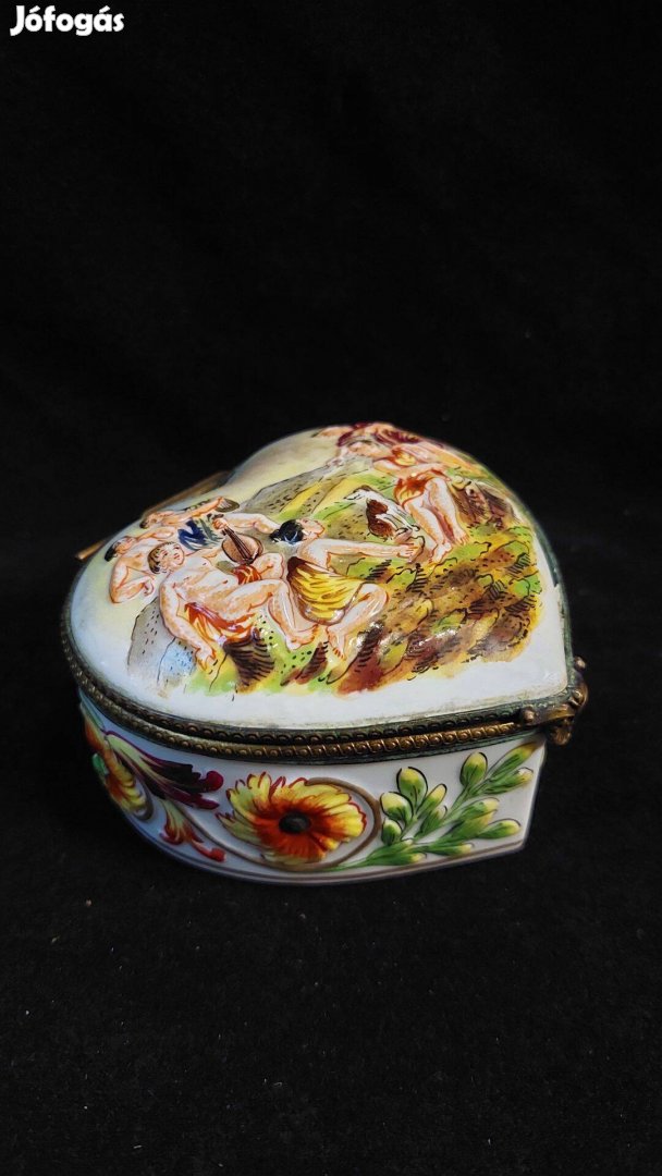 Kézifestett Capodimonte festett, dombor, szív alakú porcelán doboz
