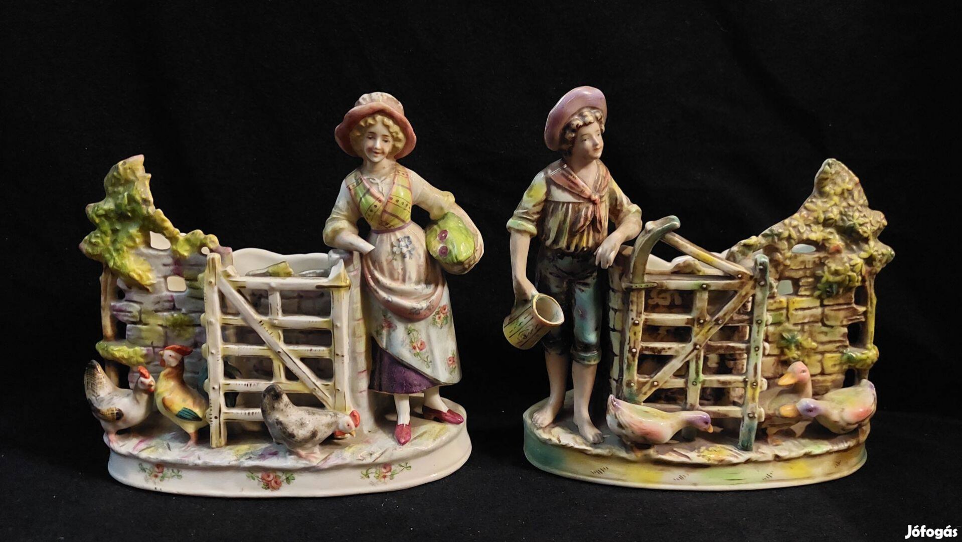 Kézifestett, jelzett porcelán, figurális kaspó pár