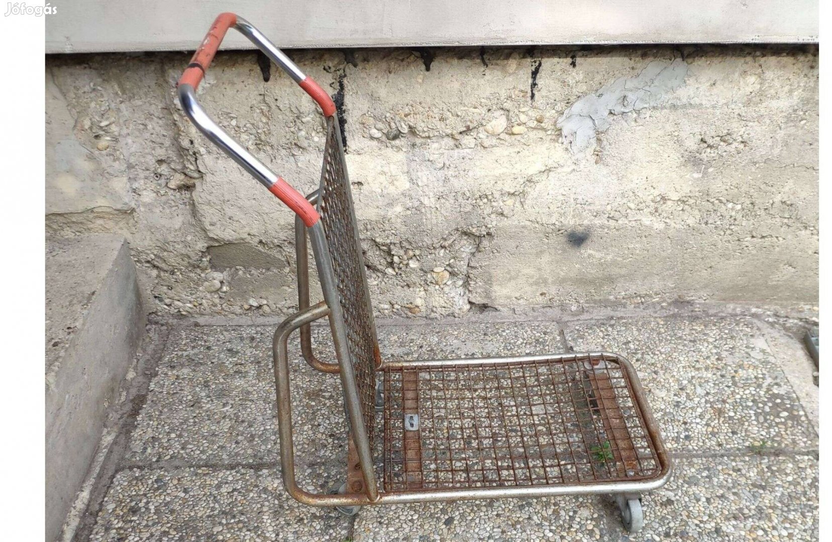 Kézikocsi műhelybe, udvarra