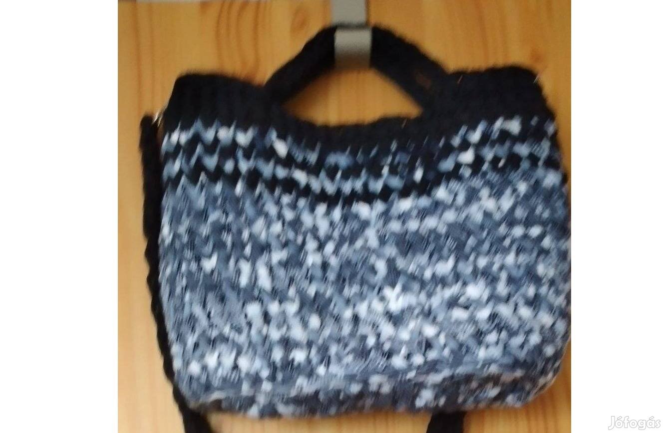Kézitáska vállon is hordható Új