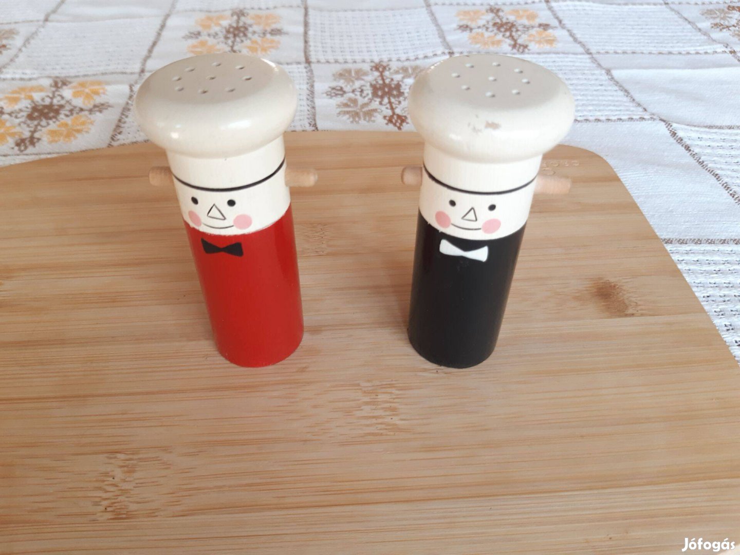 Kézműves, fából készült észt só és bors szóró