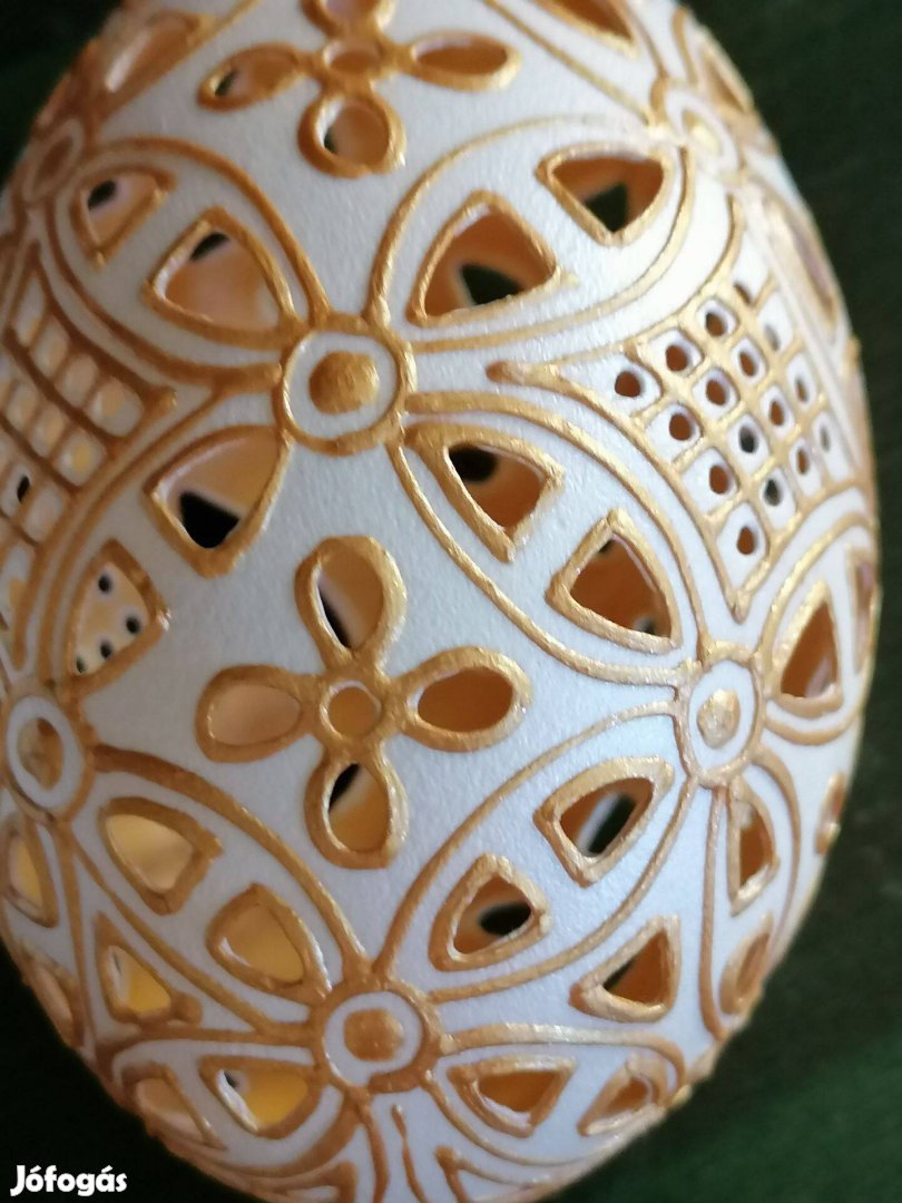 Kézzel áttört és festett egyedi húsvéti tojás, magyar kézműves termék