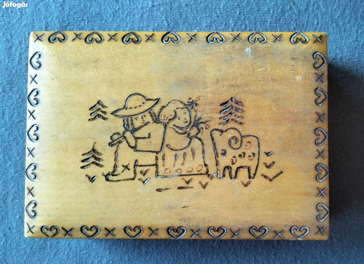 Kézzel díszített fa ékszerdoboz népi motívumokkal