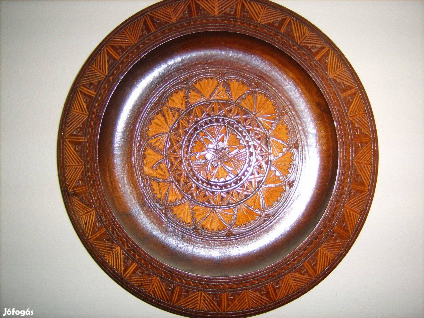 Kézzel faragott, nagyobb méretű fa fali tál