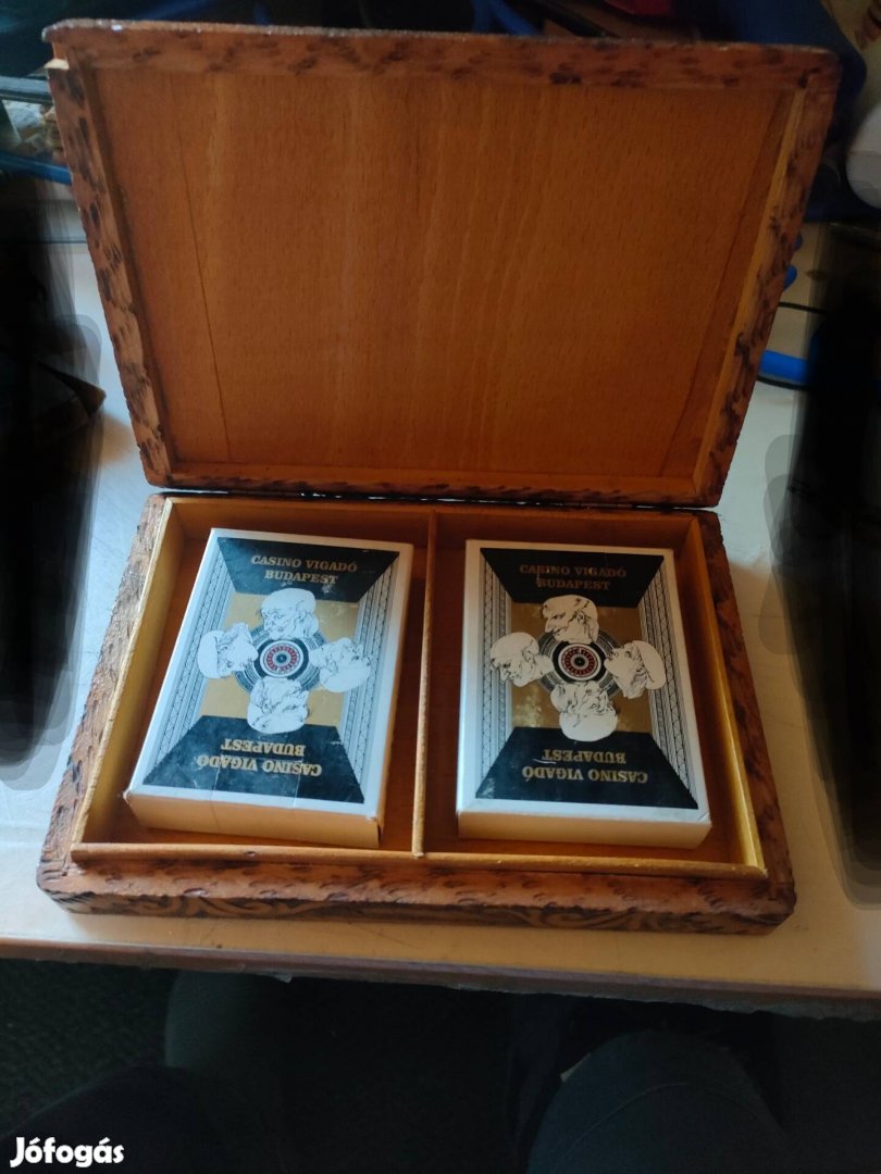 Kézzel faragott díszes fadoboz eladó