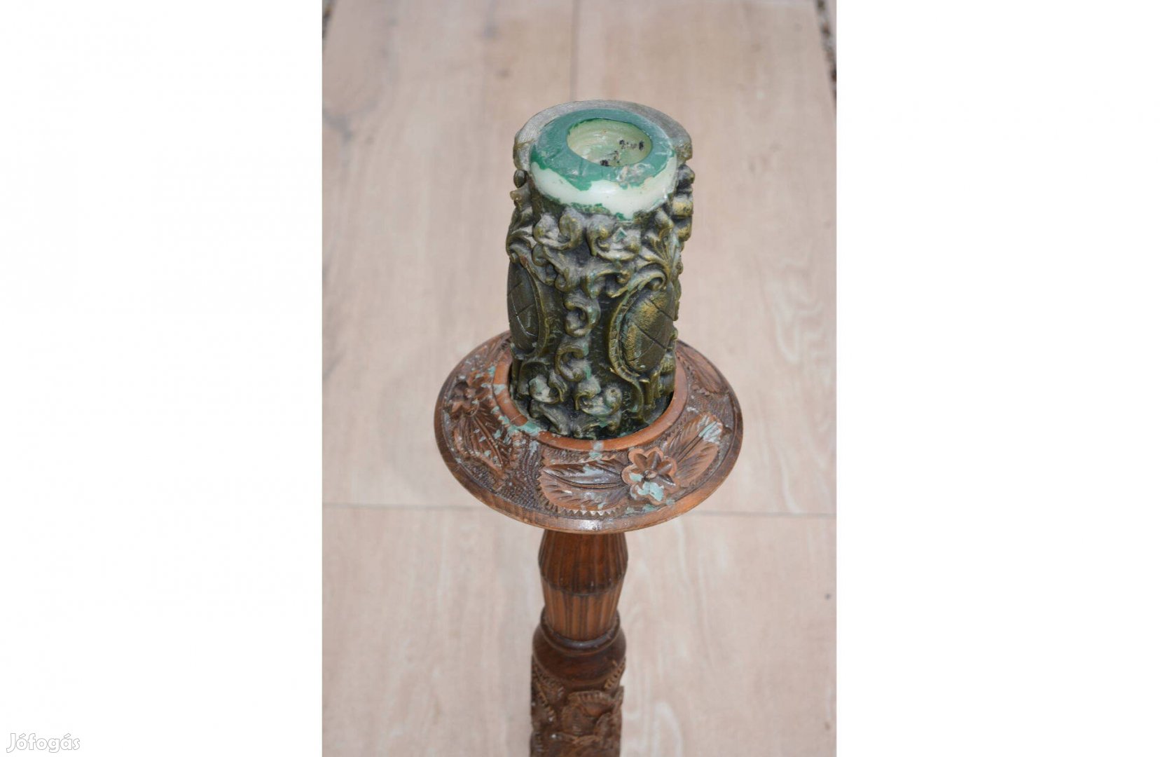 Kézzel faragott fa 65 cm magas gyertyatartó 20 cm gyertya