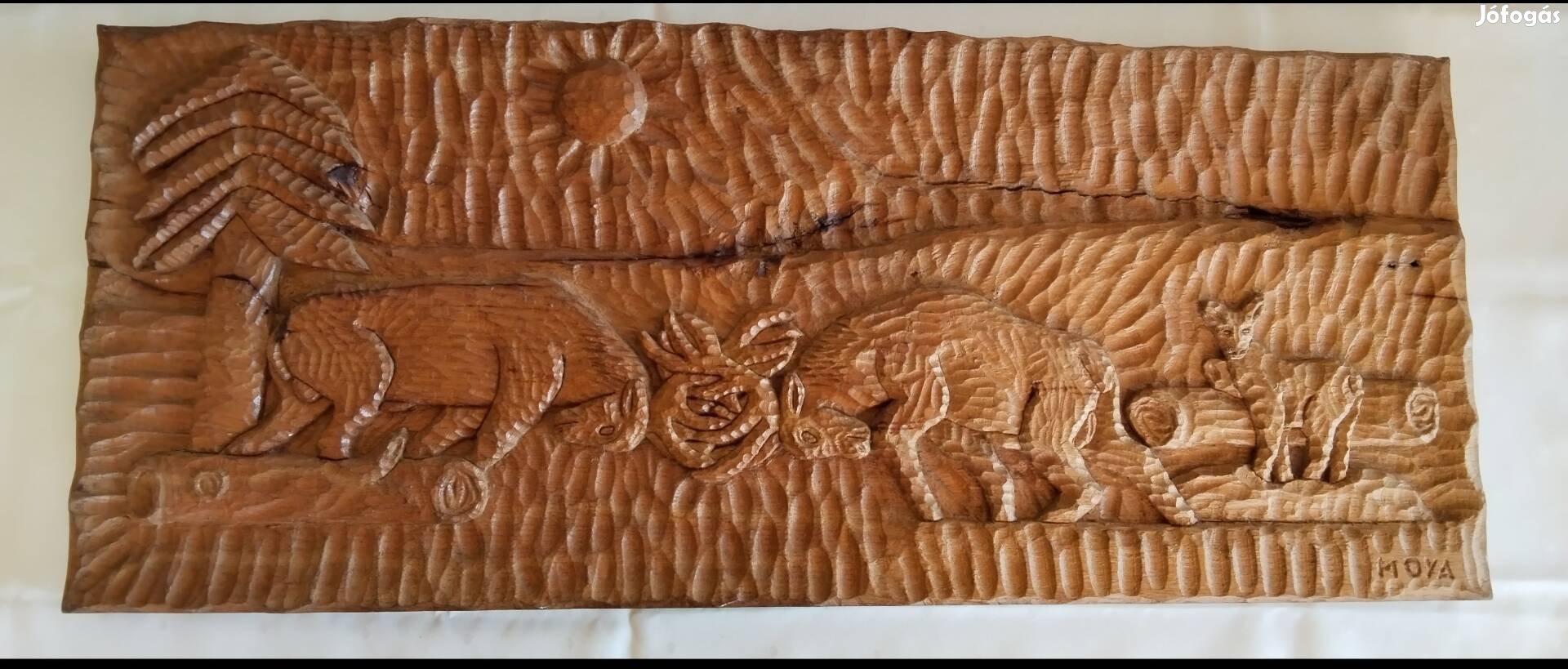 Kézzel faragott tölgyfa dombormű - küzdő szarvasbikák