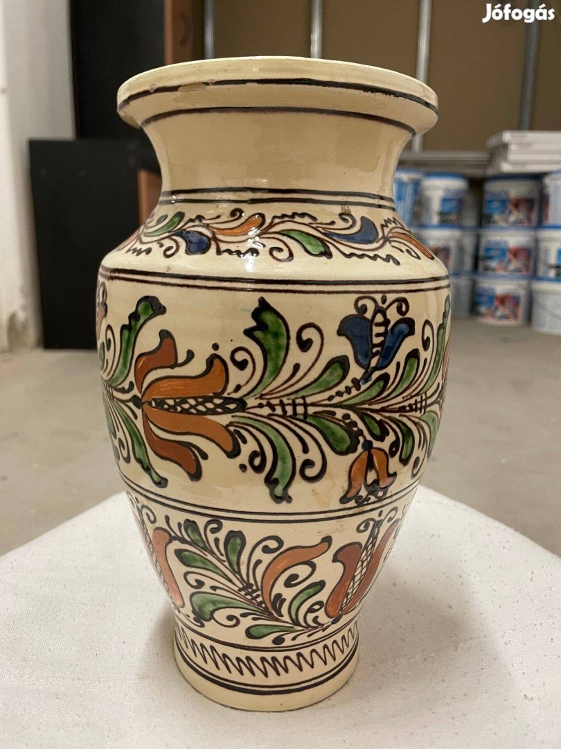 Kézzel festett kerámia váza