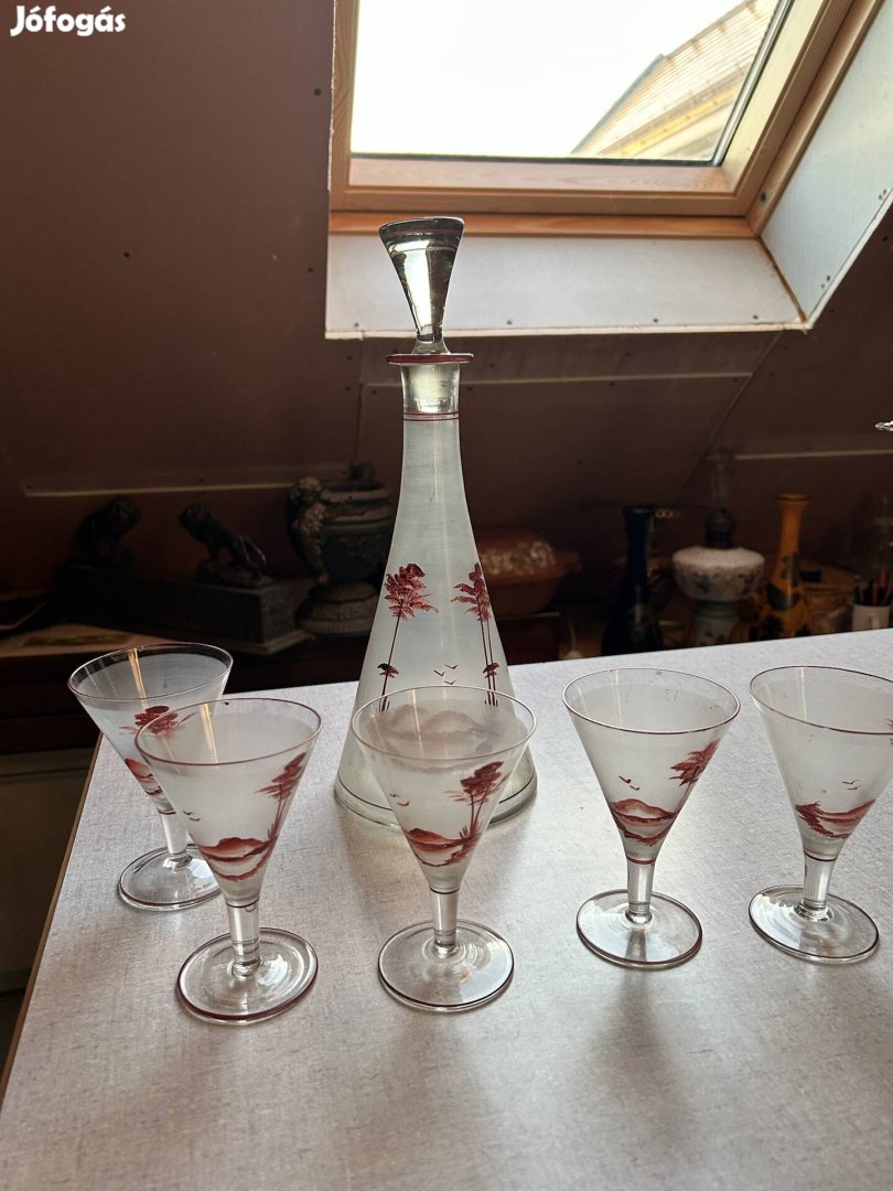 Kézzel festett likőrös üveg poharakjal
