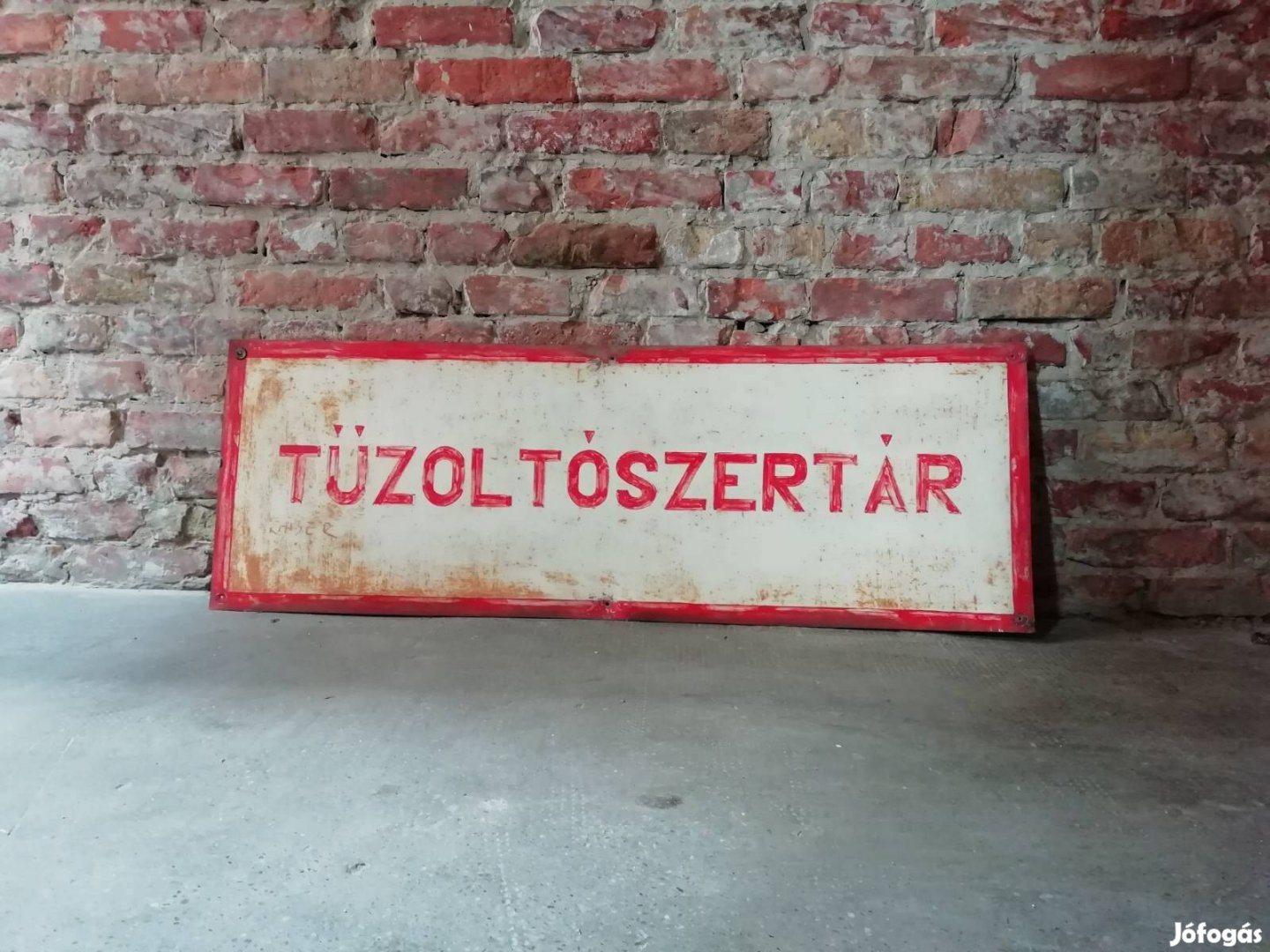 Kézzel festett tűzoltószertár feliratú tábla, 1960-as évekből, festett