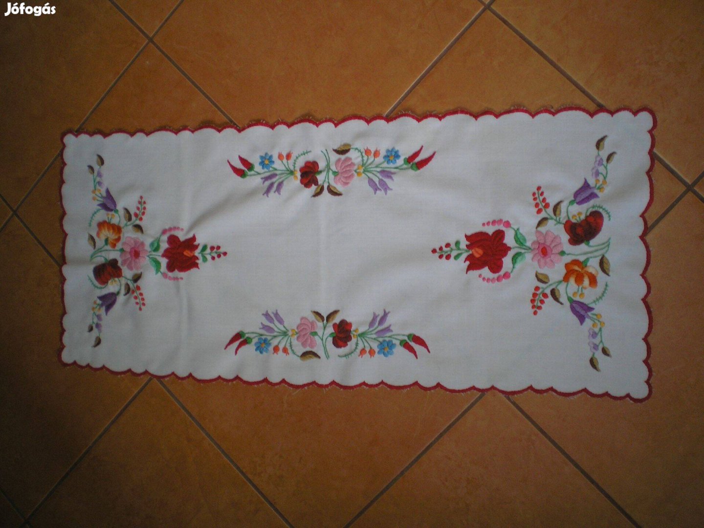 Kézzel hímzett asztali futó, hosszúkás asztalterítő hibátlan