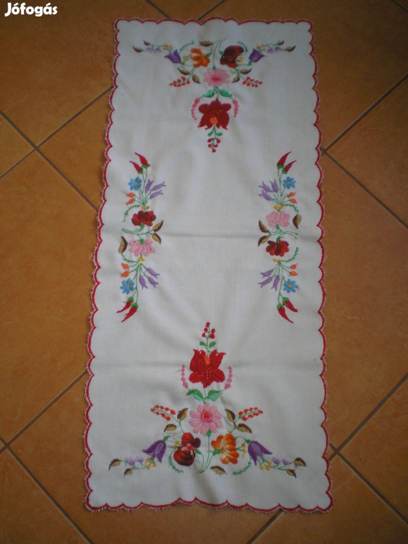 Kézzel hímzett asztali futó, hosszúkás asztalterítő hibátlan