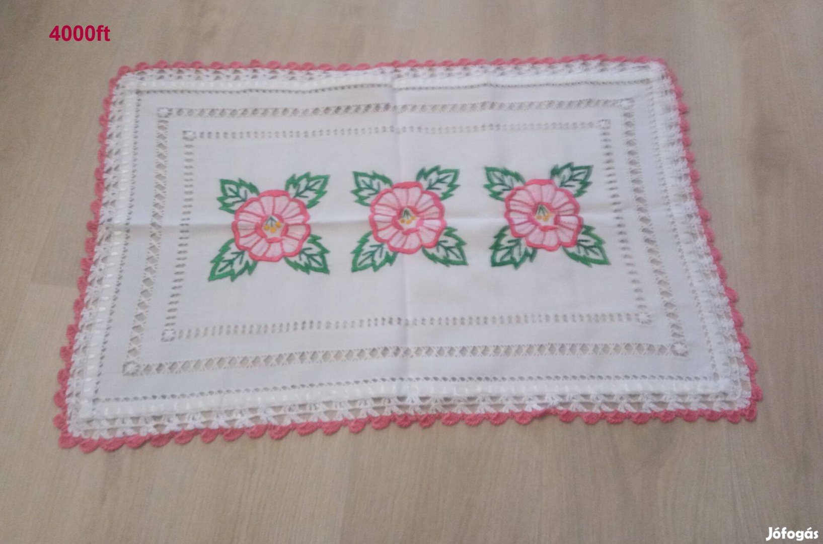 Kézzel hímzett dohányzóasztal terítők