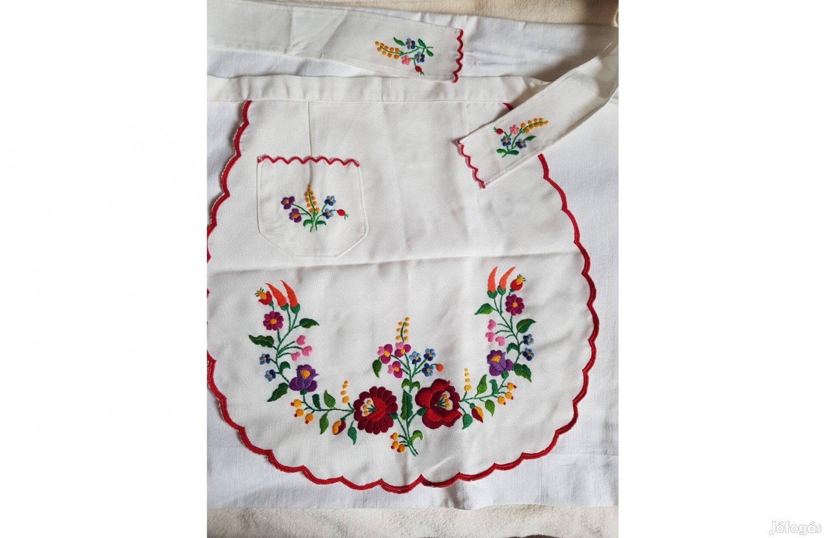 Kézzel hímzett kötény