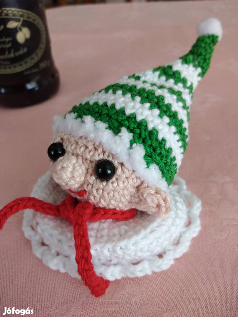 Kézzel horgolt karácsonyi manó dísz amigurumi 