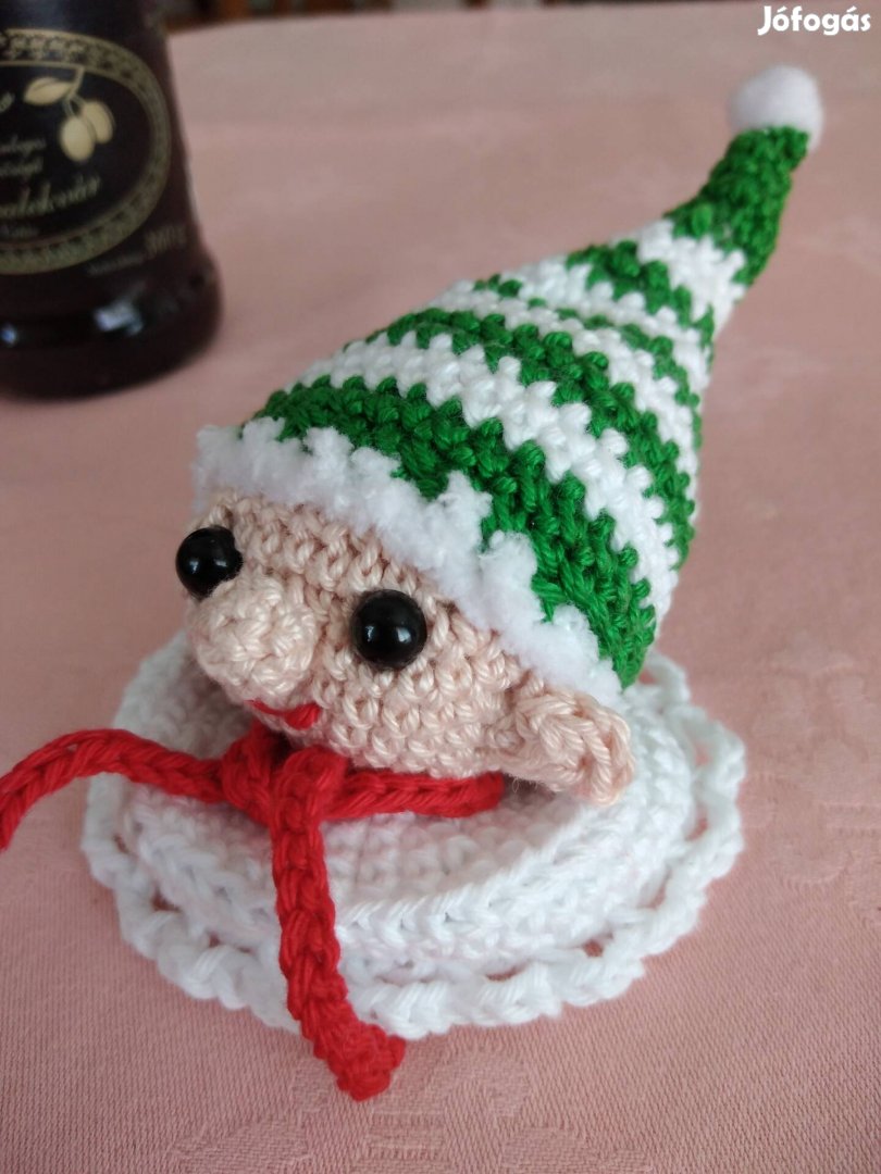 Kézzel horgolt karácsonyi manó dísz amigurumi 