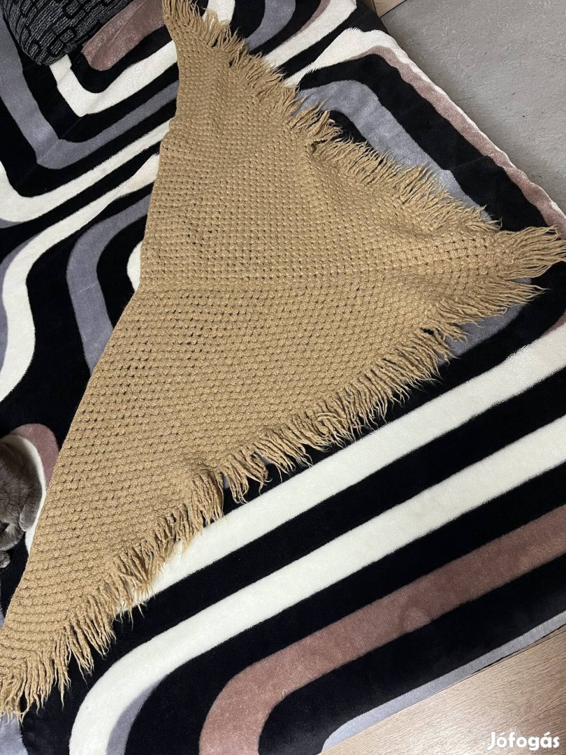 Kézzel horgoltkötött kendő