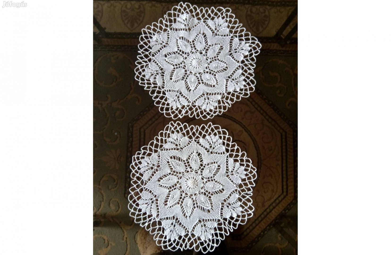 Kézzel horgolt terítő 2 db