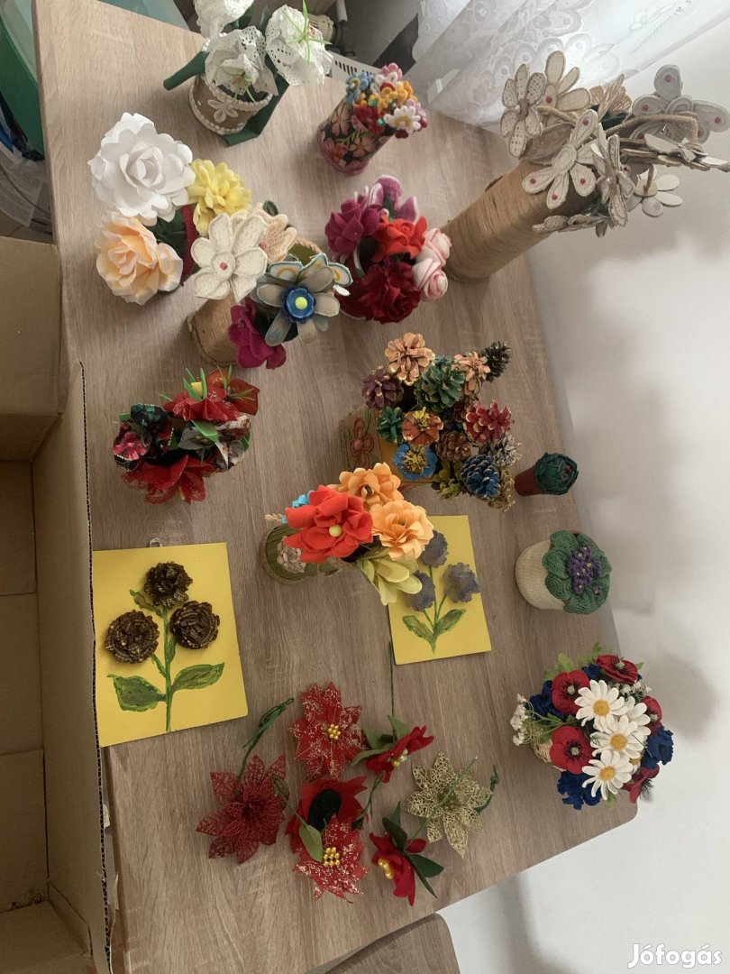 Kézzel készített művirágok,falu képek
