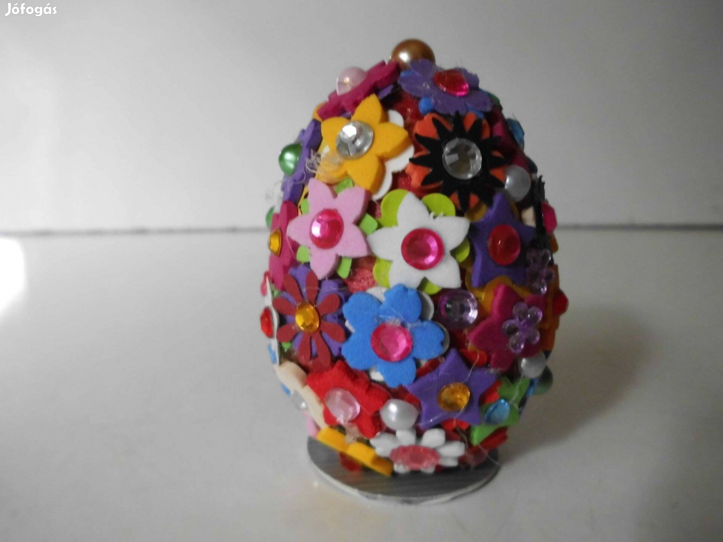 Kézzel készült színes virágos-köves tojás formájú dísz