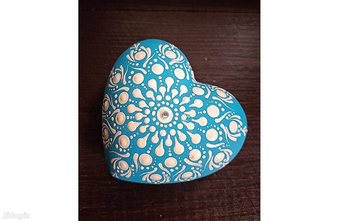 Kézzel készült türkiz-fehér szívecske