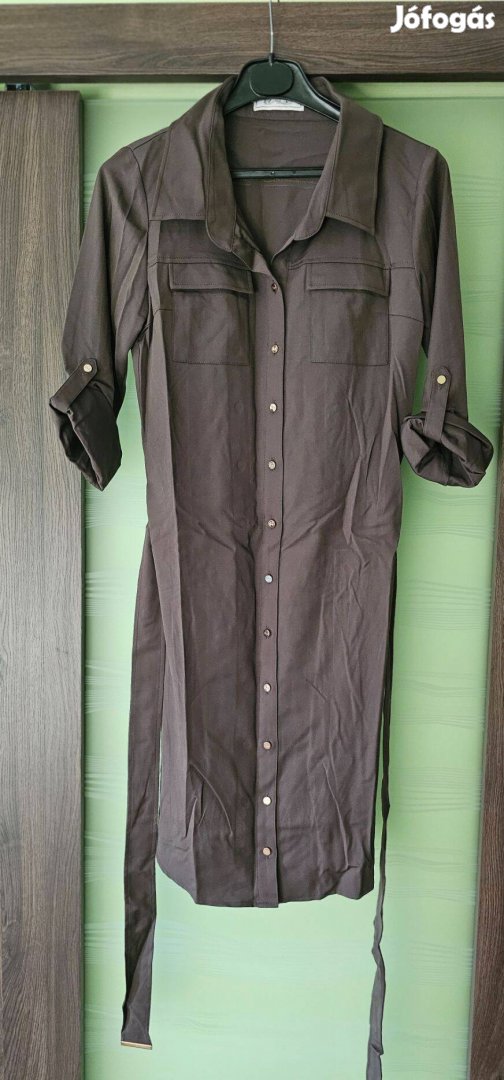 Khaki ruha, aranyszínű gombokkal