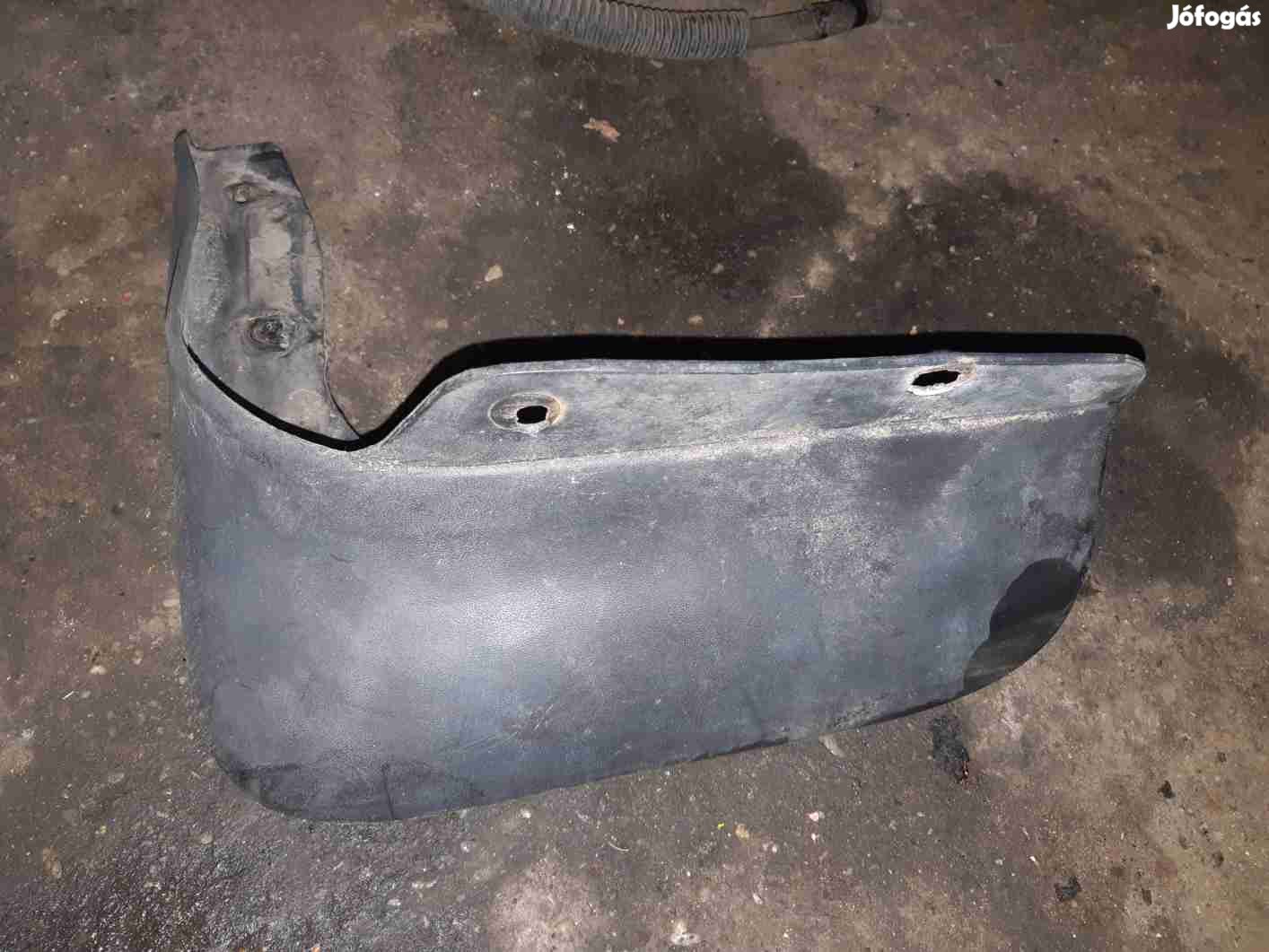 Kia Carnival II Bal Hátsó Sárfogó Gumi