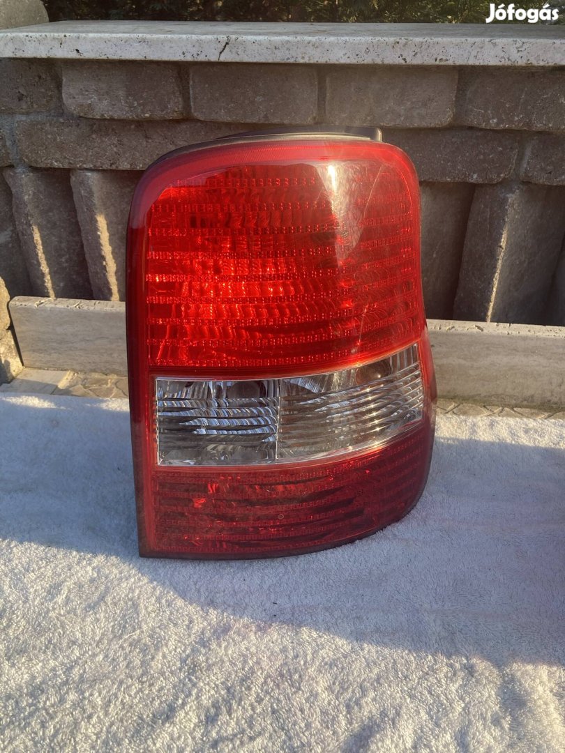 Kia Carnival jobb hátsó lampa szép állapotban