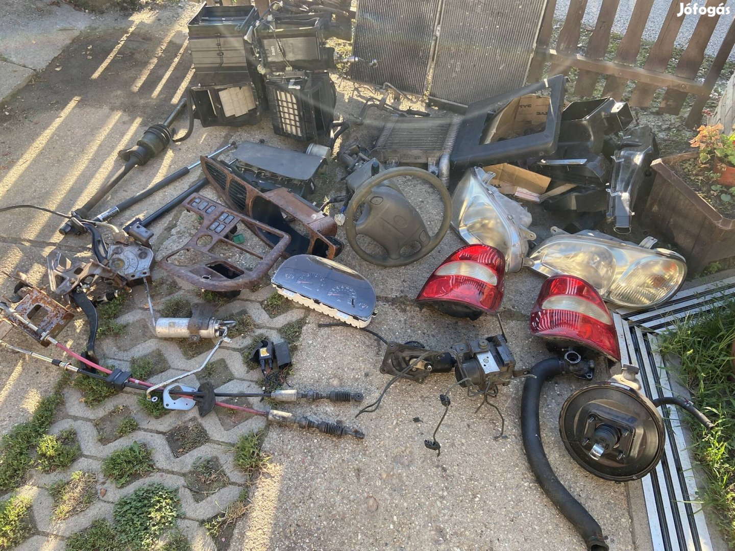 Kia Carnival lámpa , hűtő , légzsák , kormány stb 