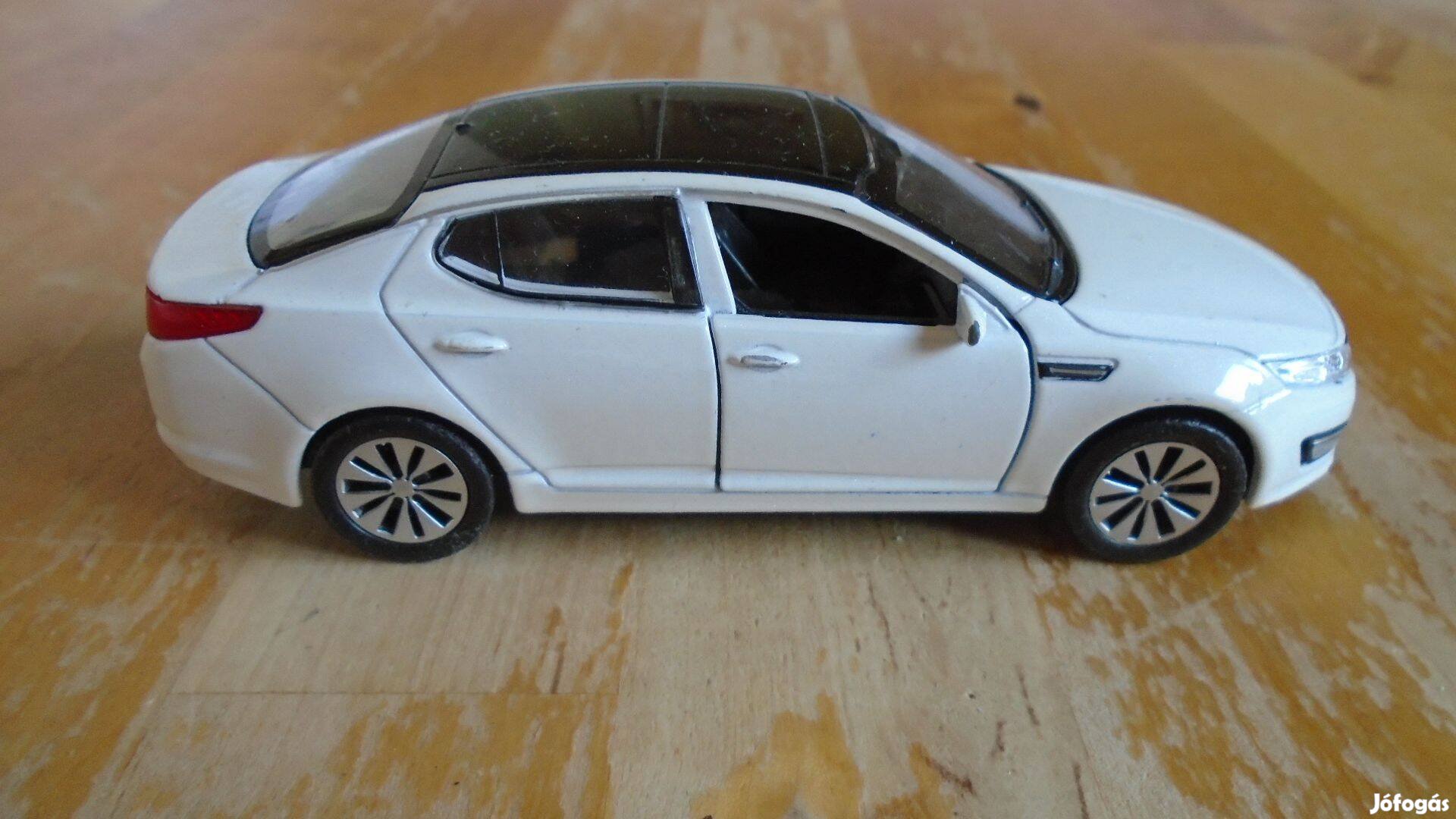 Kia K5-os Welly autó Modell - fém, fehér, nyitható ajtós -újszerű