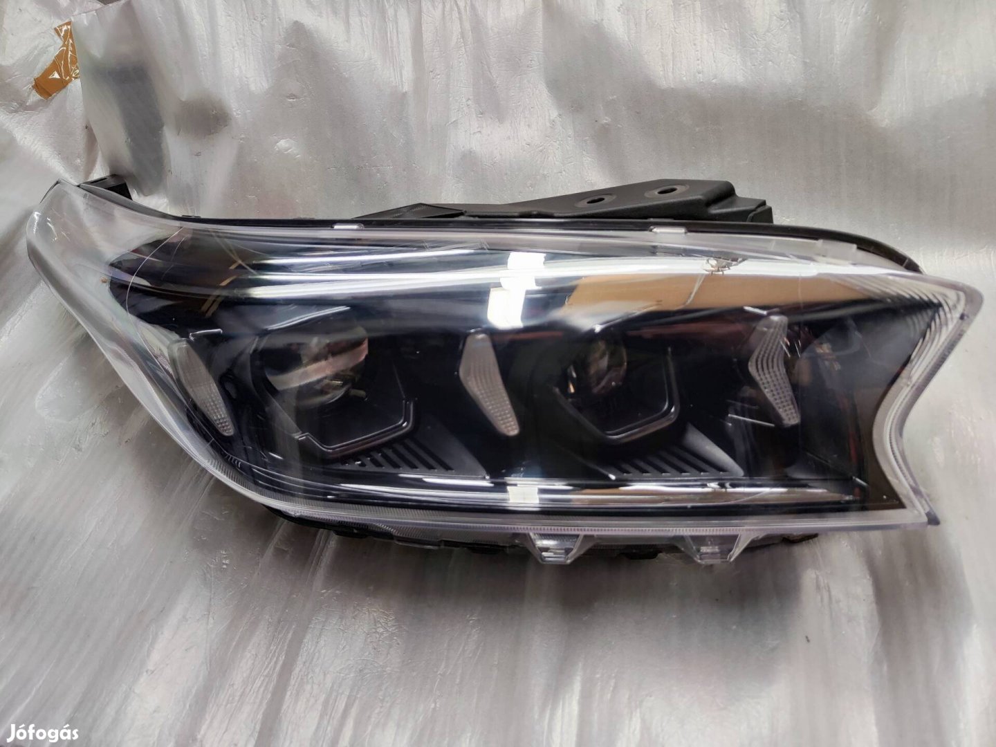 Kia Xceed (facelift) jobb LED fényszóró.