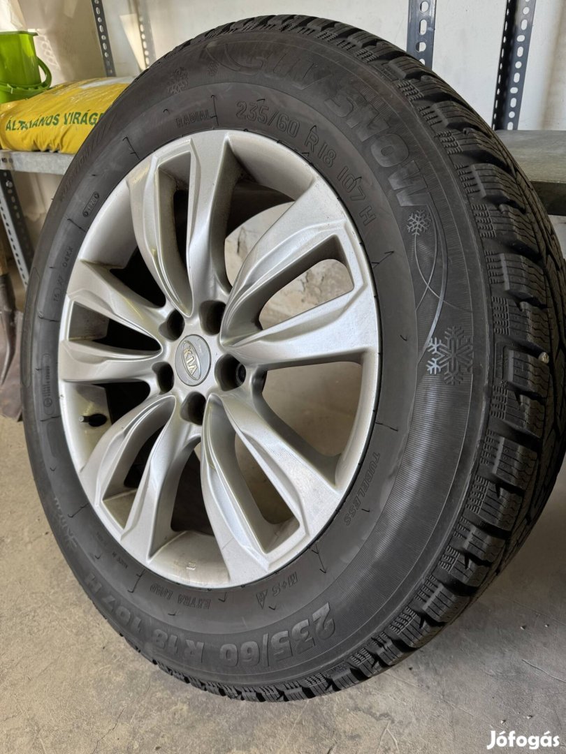 Kia gyári 18" alufelni szett,235/60 R18 téligumi